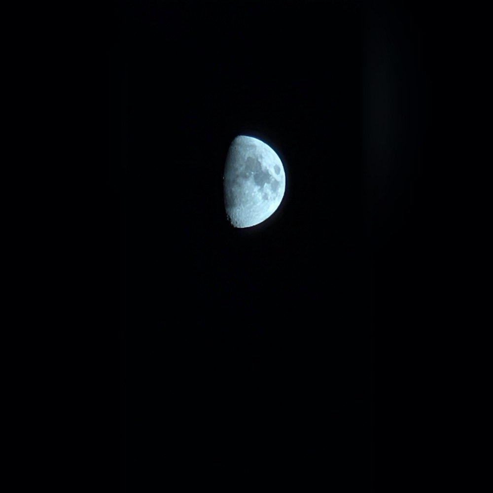 La foto alla luna scattata con un pixel 10, photo by ConsuNoe_Gamers on the wall