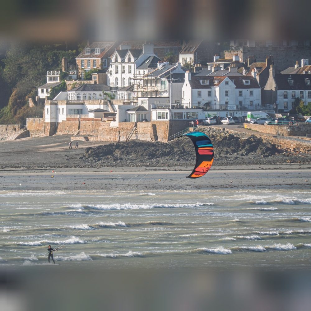 Kitesurfing in Jersey, Channel Islands 🇯🇪, photo by fotos_sg on the wall · WallPixelArt Photography